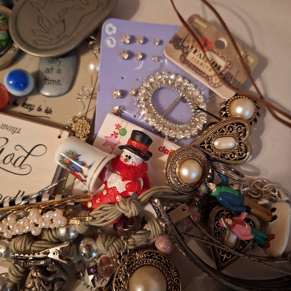 43 LOT misc bundle keyrings trinket boxes button covers buckles TREASURE HUNT - Picture 8 of 11